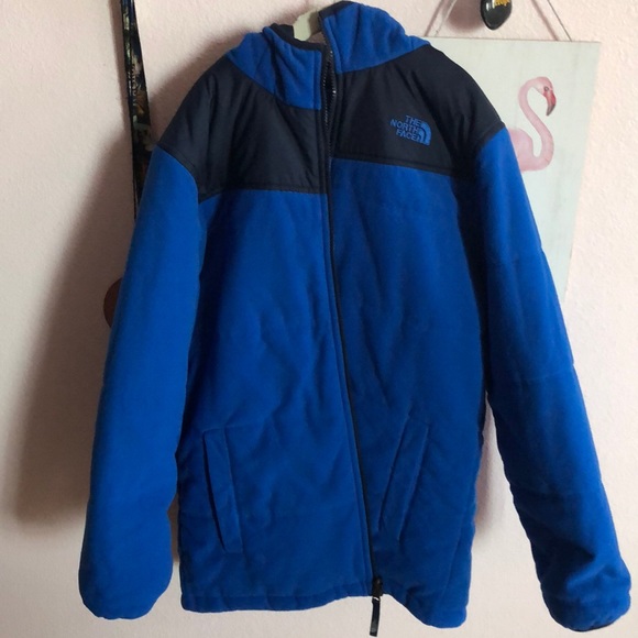 This cozy and REVERSIBLE coat for juniors. - Picture 3 of 4